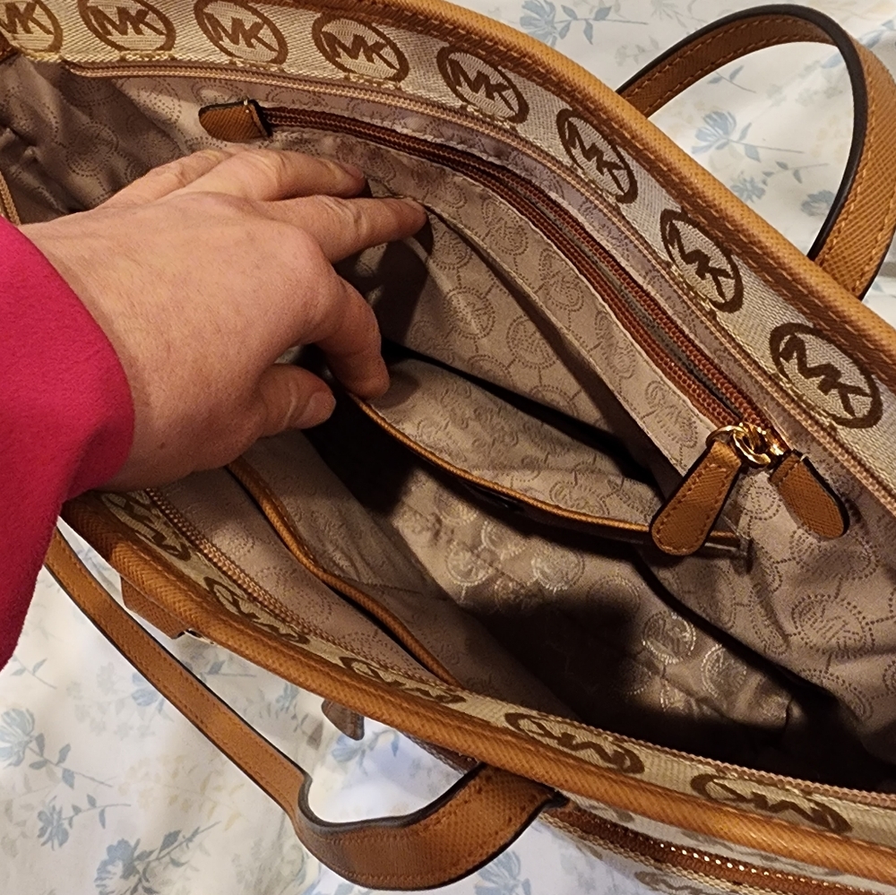 Michael Kors purse - Picture 7 of 9